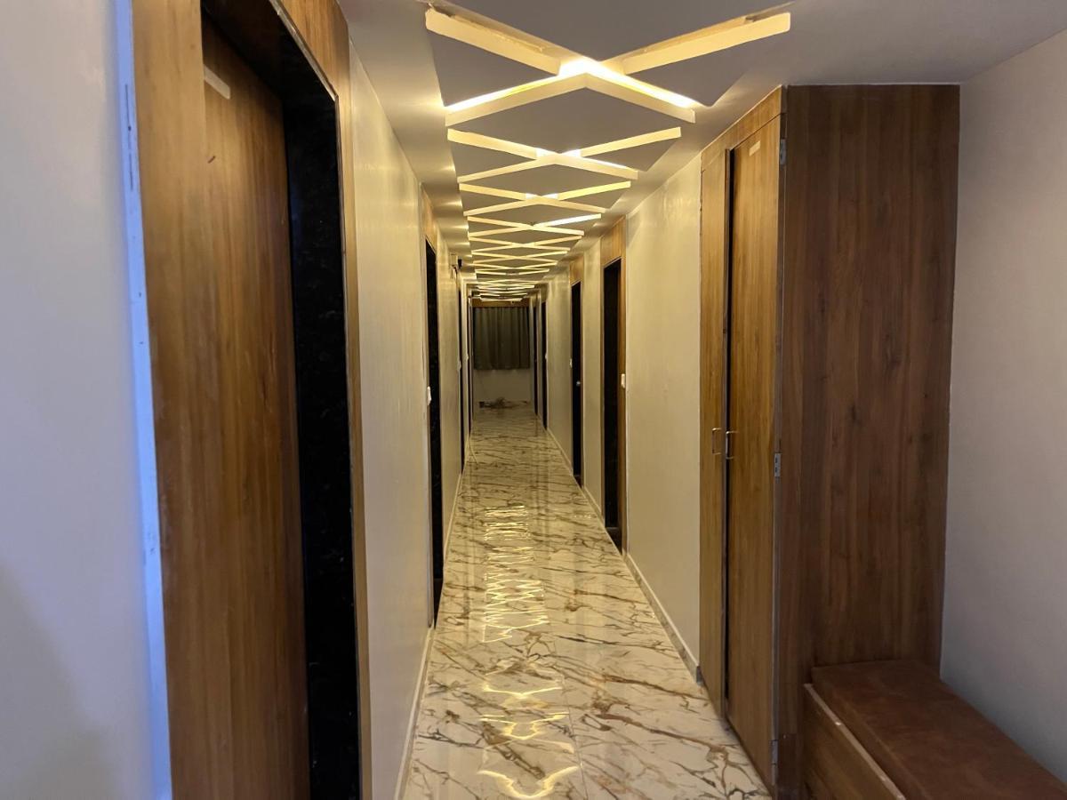 Hotel Krishna อาเมดาบัด ภายนอก รูปภาพ