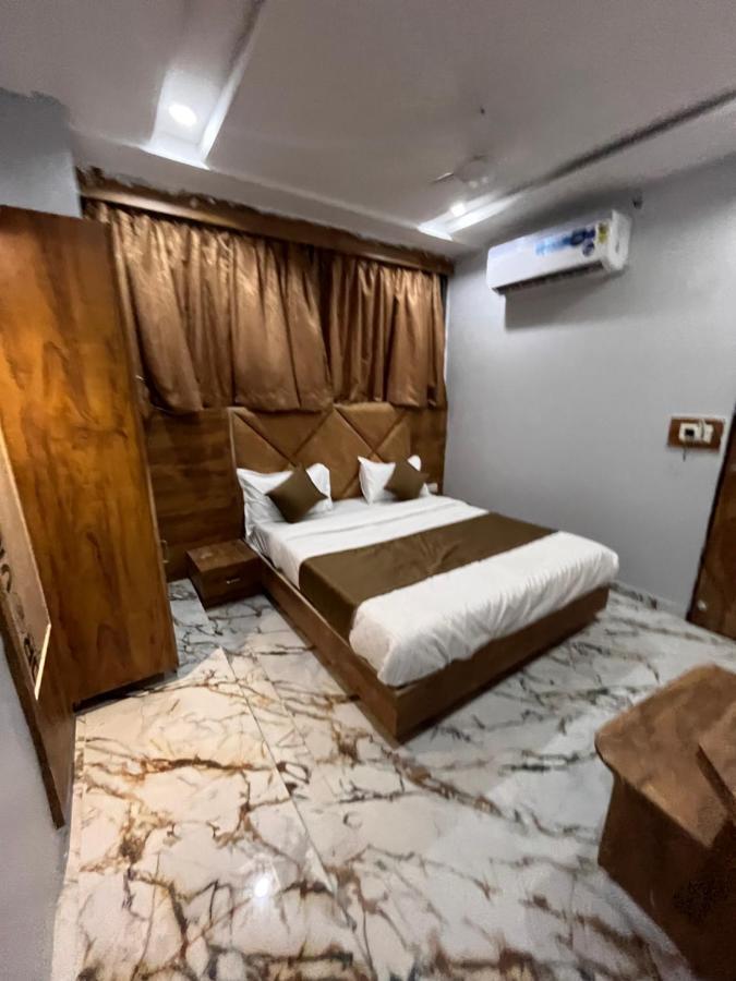 Hotel Krishna อาเมดาบัด ภายนอก รูปภาพ