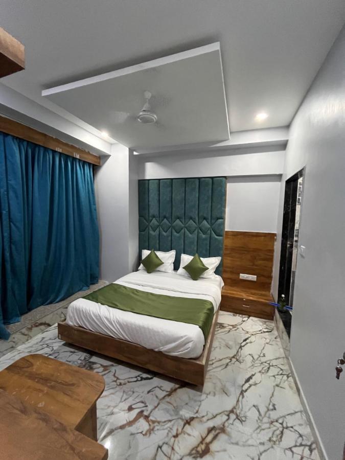 Hotel Krishna อาเมดาบัด ภายนอก รูปภาพ