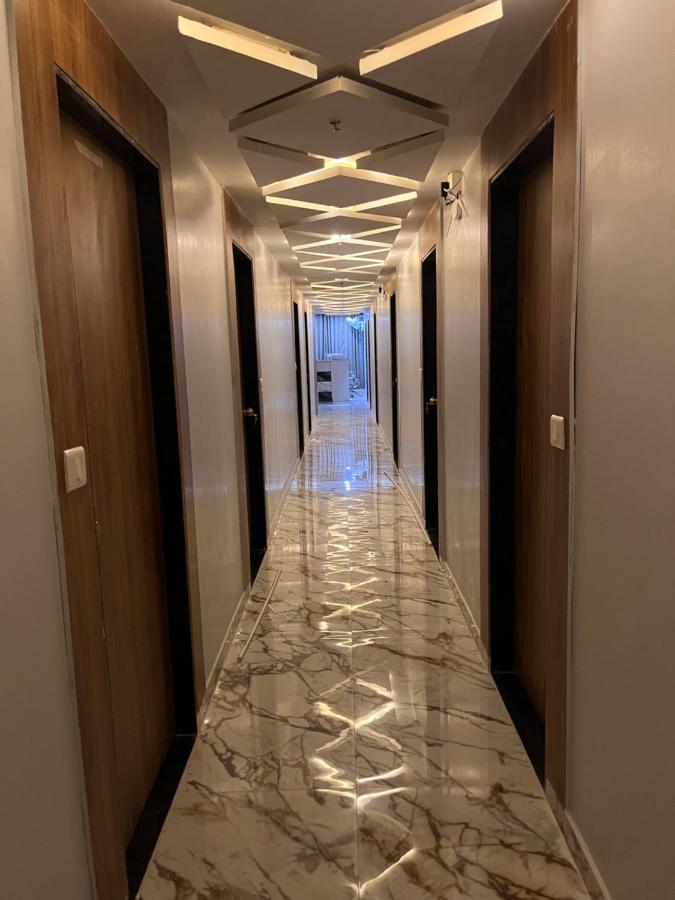 Hotel Krishna อาเมดาบัด ภายนอก รูปภาพ