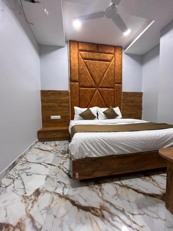 Hotel Krishna อาเมดาบัด ภายนอก รูปภาพ