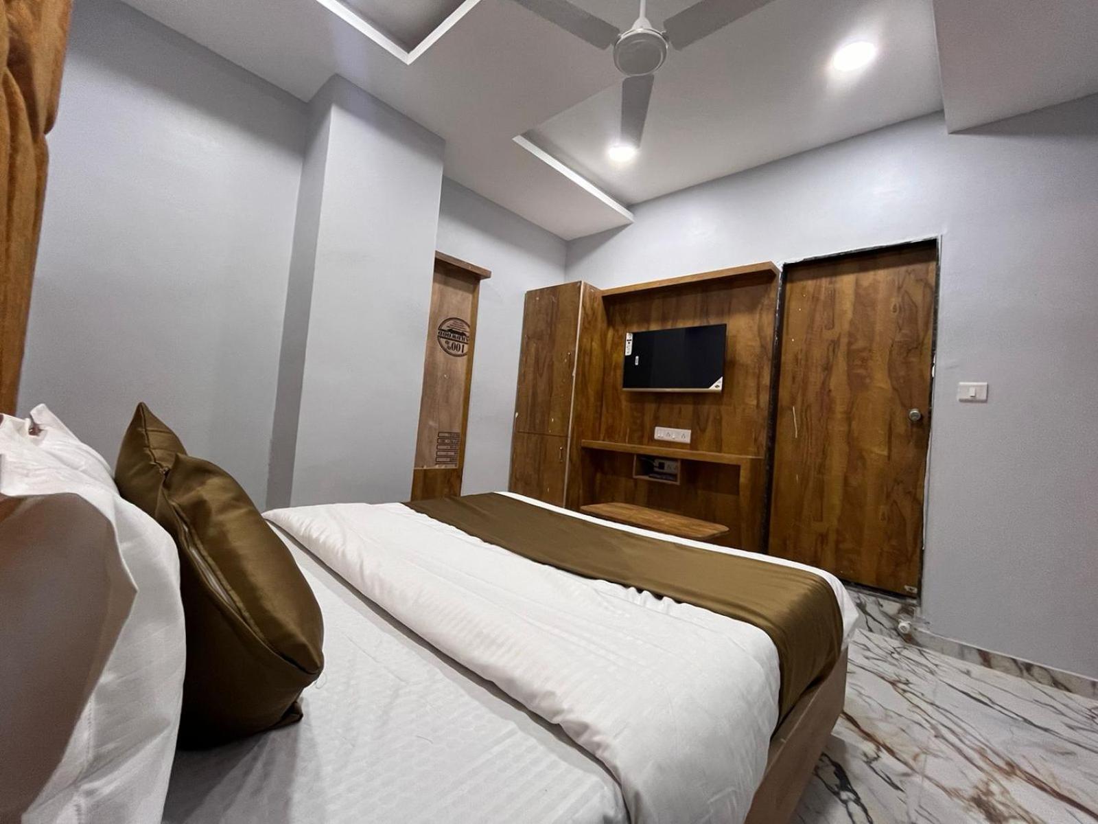 Hotel Krishna อาเมดาบัด ภายนอก รูปภาพ