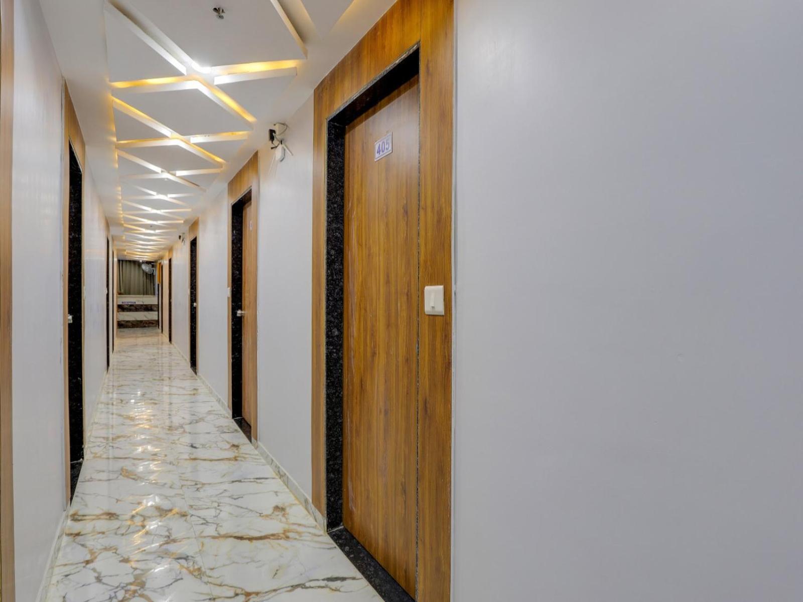 Hotel Krishna อาเมดาบัด ภายนอก รูปภาพ