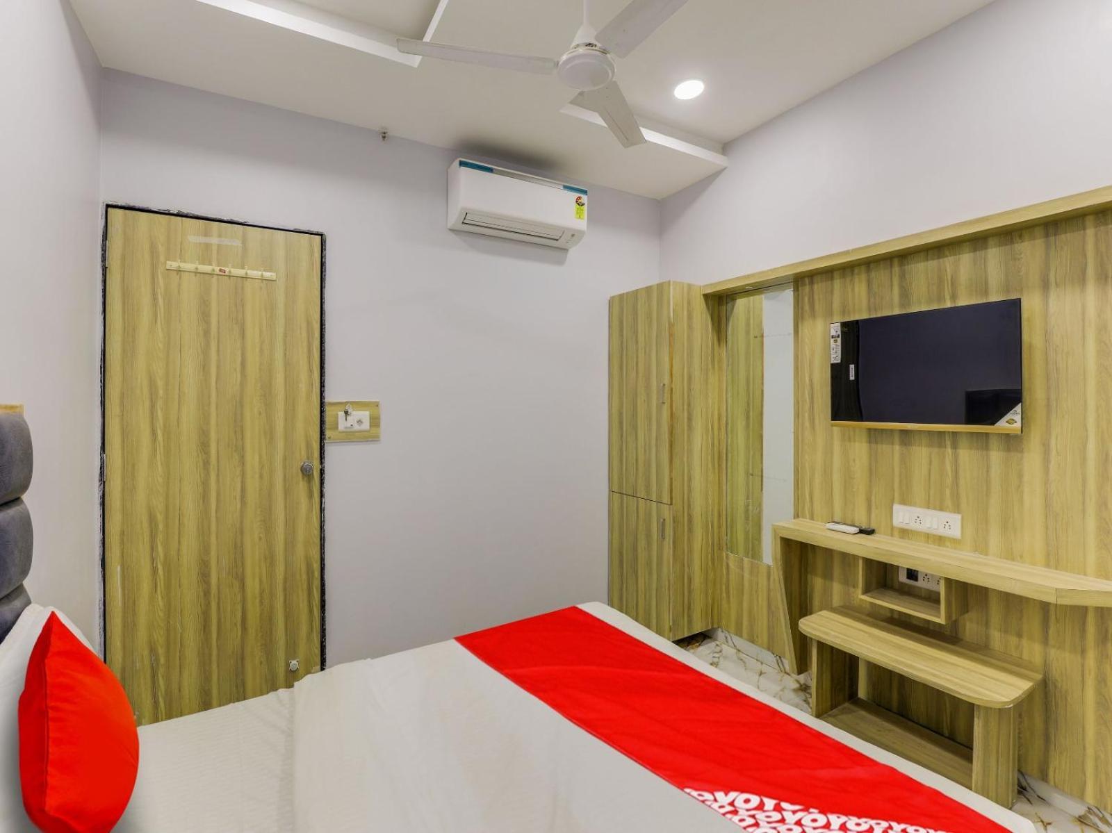 Hotel Krishna อาเมดาบัด ภายนอก รูปภาพ