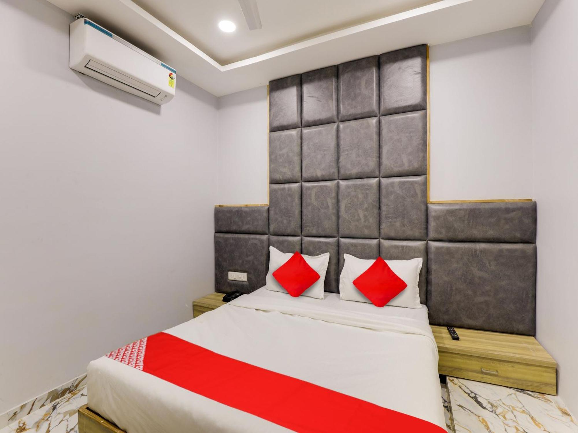 Hotel Krishna อาเมดาบัด ภายนอก รูปภาพ