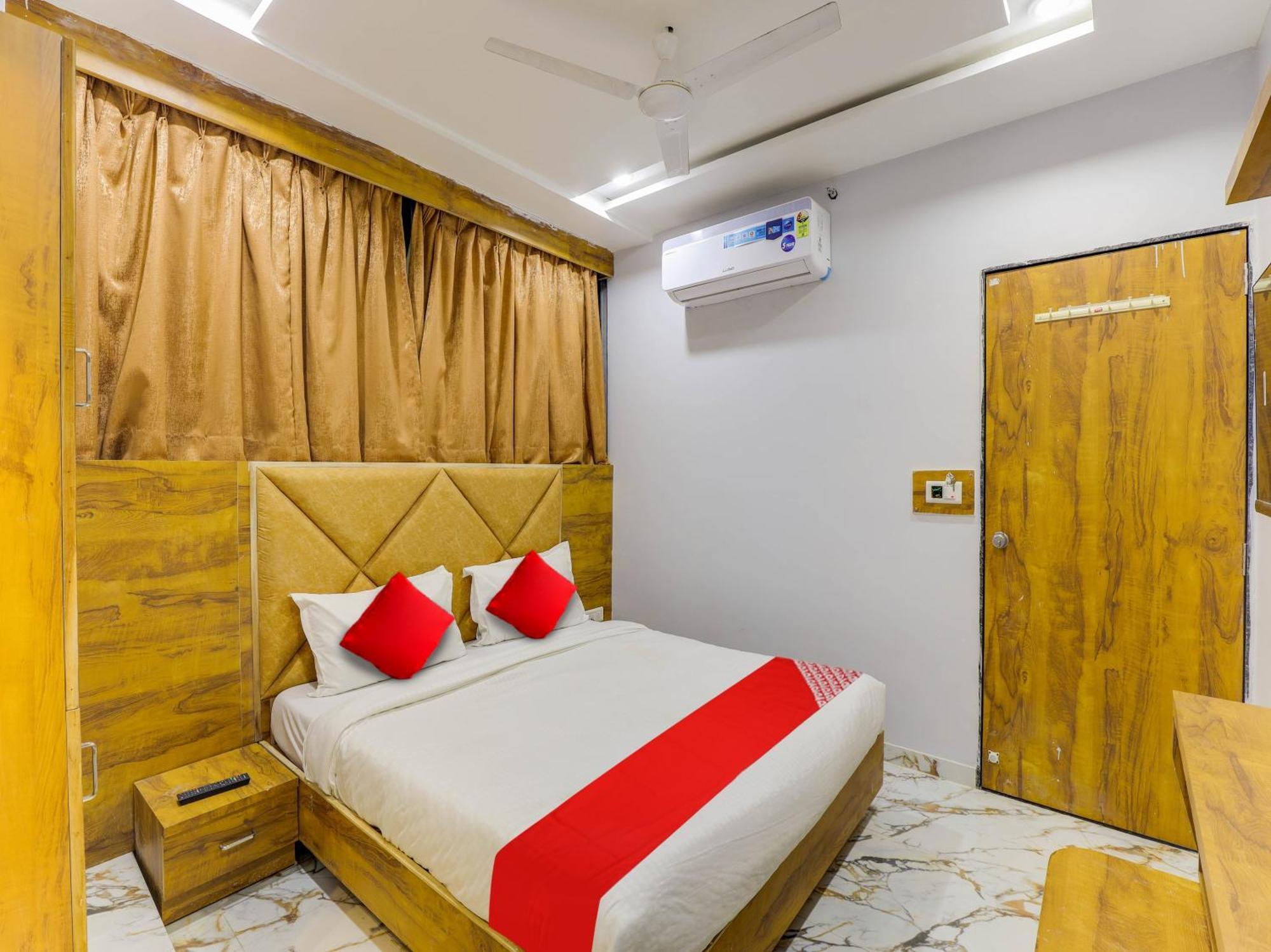 Hotel Krishna อาเมดาบัด ภายนอก รูปภาพ