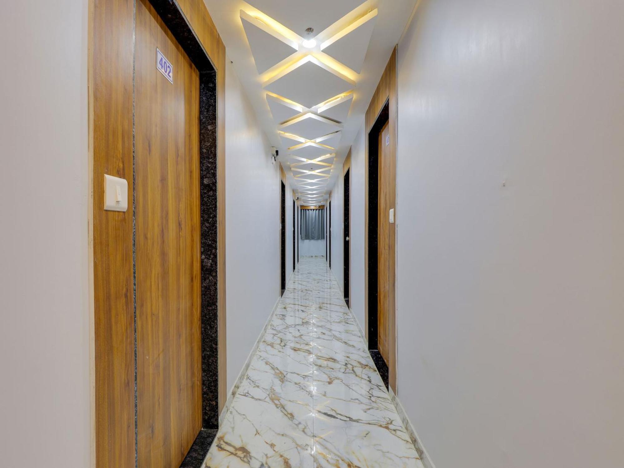 Hotel Krishna อาเมดาบัด ภายนอก รูปภาพ