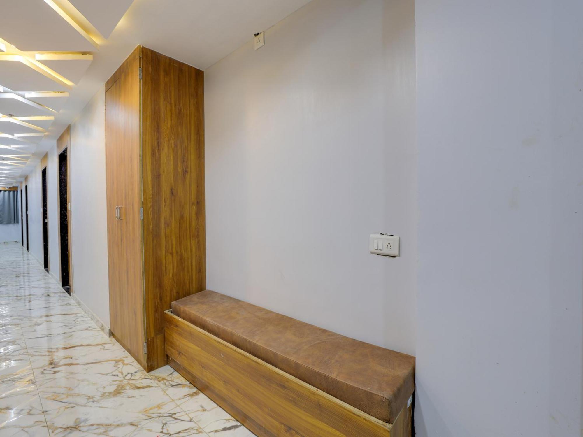 Hotel Krishna อาเมดาบัด ภายนอก รูปภาพ
