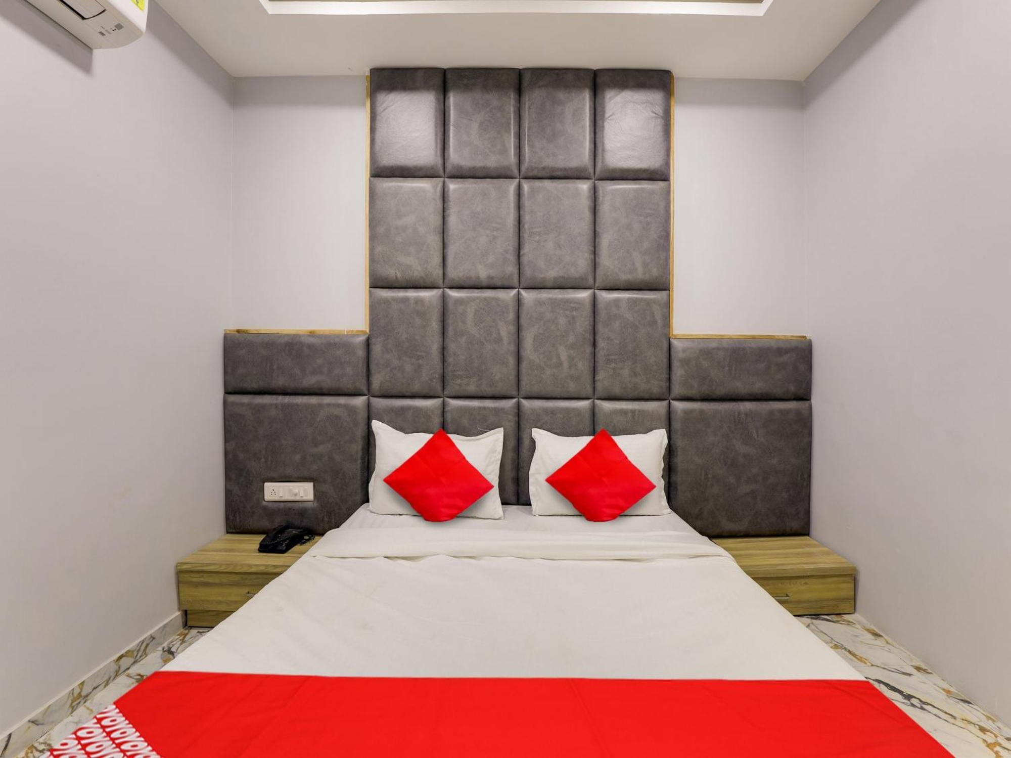 Hotel Krishna อาเมดาบัด ภายนอก รูปภาพ
