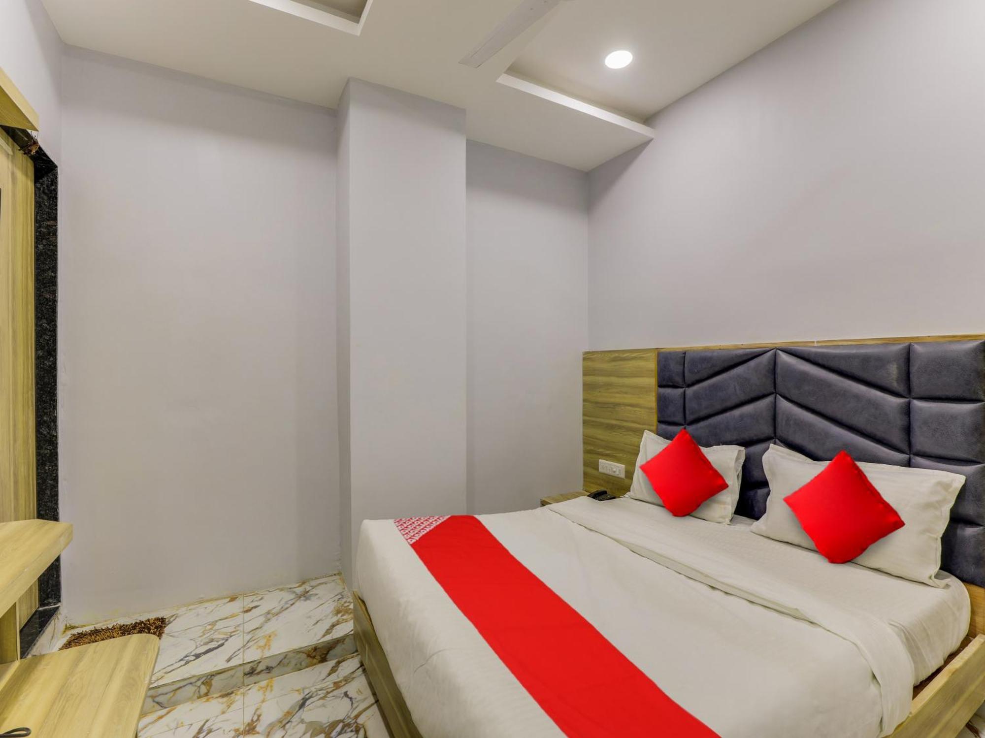 Hotel Krishna อาเมดาบัด ภายนอก รูปภาพ
