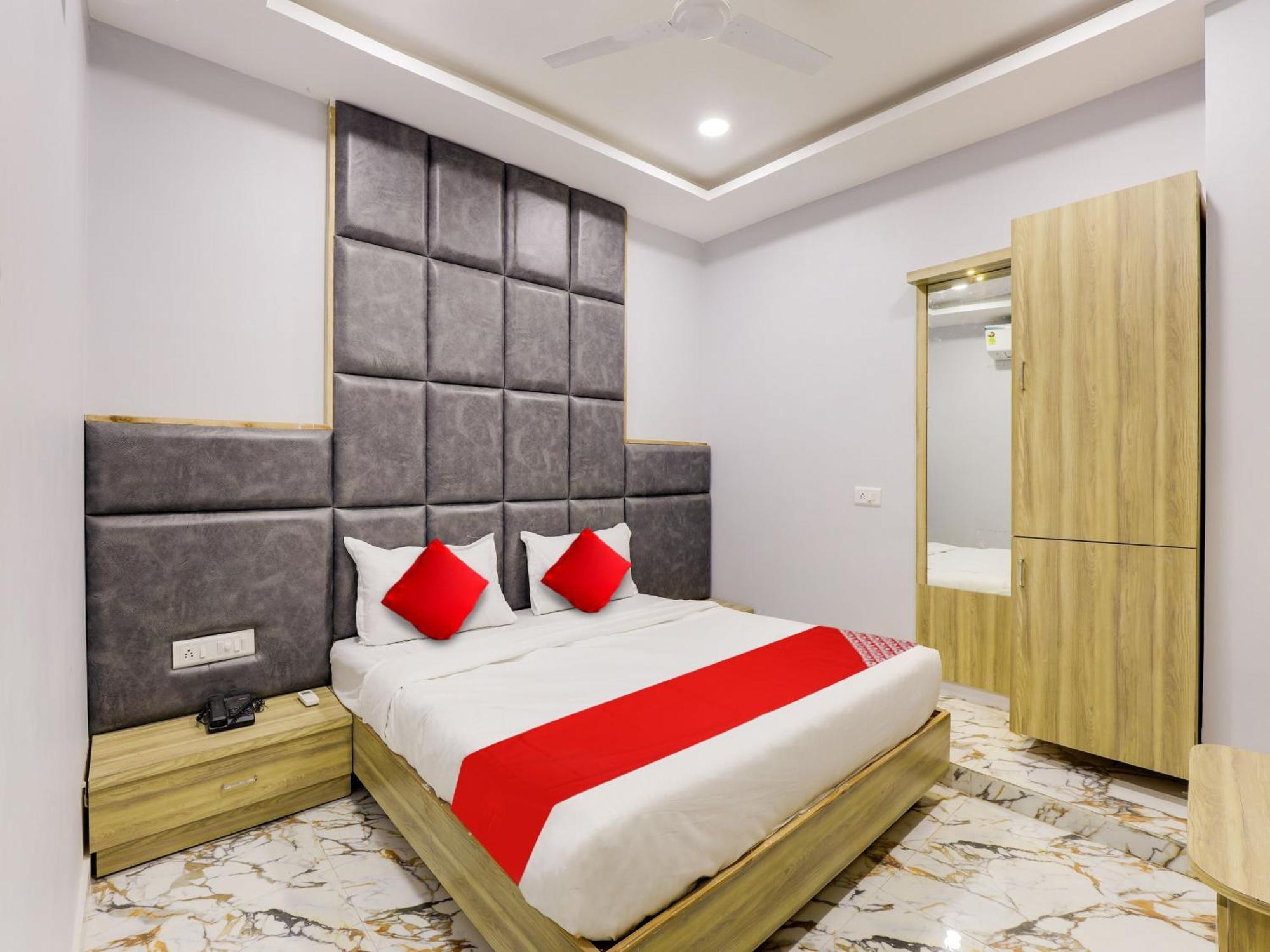 Hotel Krishna อาเมดาบัด ภายนอก รูปภาพ