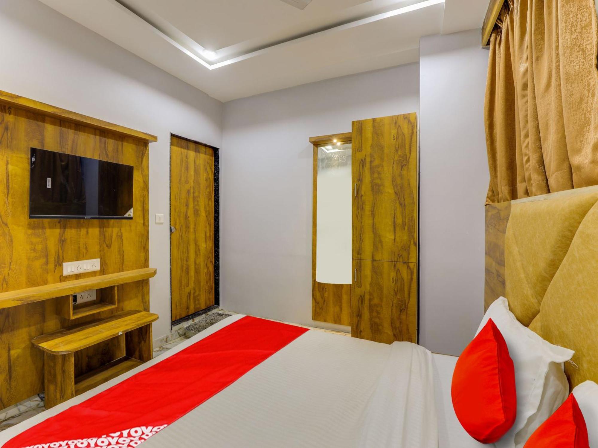 Hotel Krishna อาเมดาบัด ภายนอก รูปภาพ
