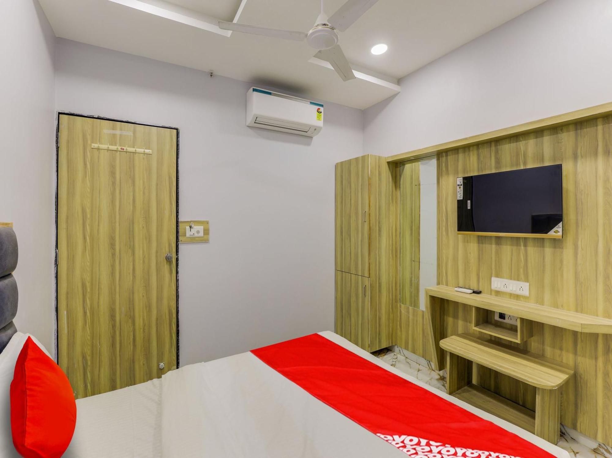 Hotel Krishna อาเมดาบัด ภายนอก รูปภาพ