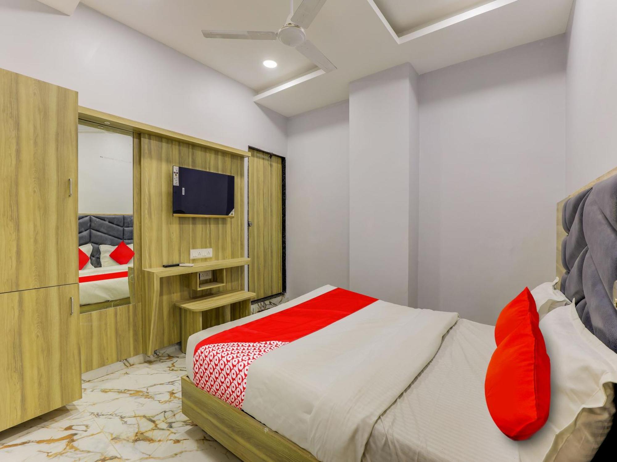 Hotel Krishna อาเมดาบัด ภายนอก รูปภาพ