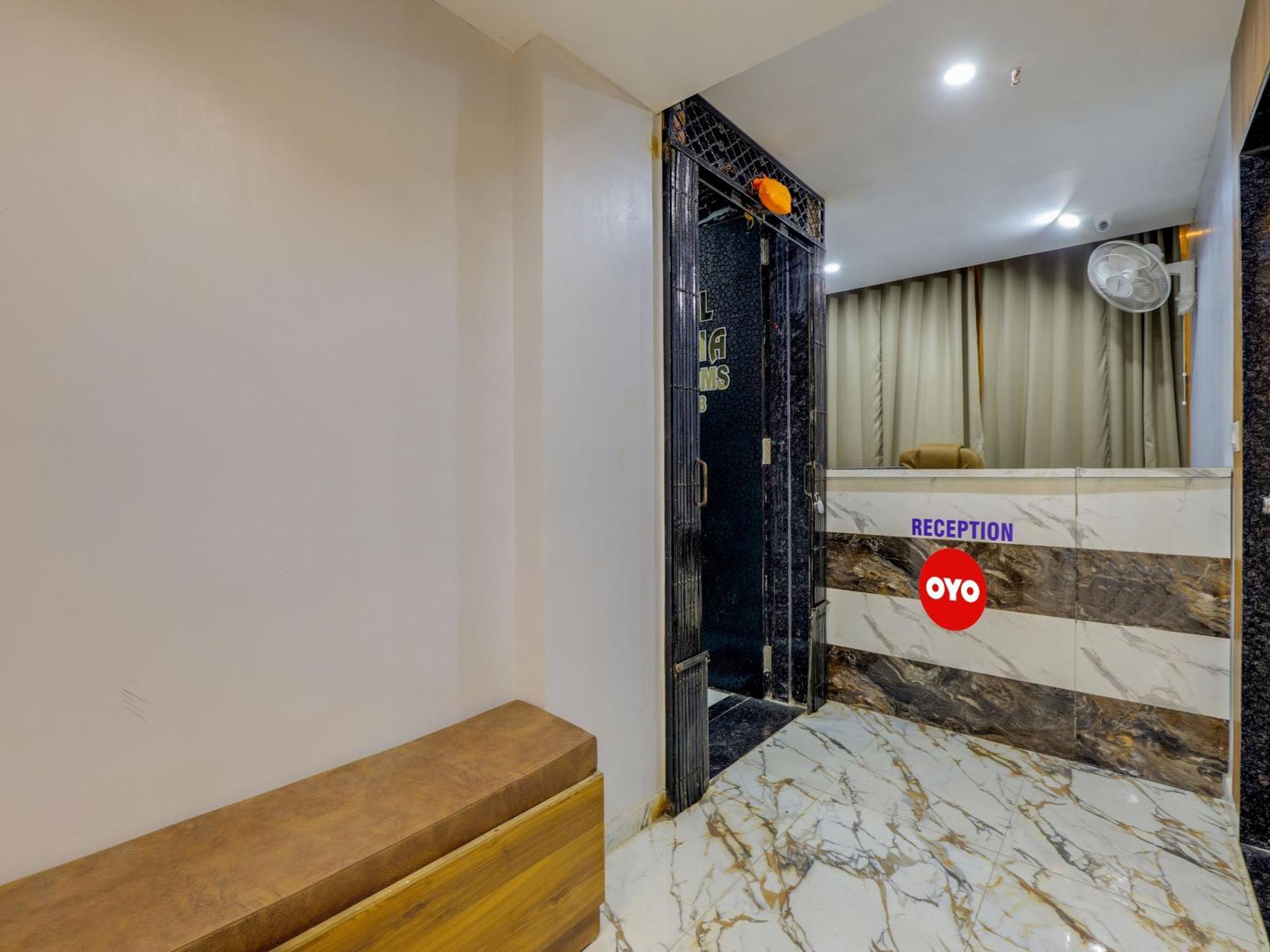 Hotel Krishna อาเมดาบัด ภายนอก รูปภาพ