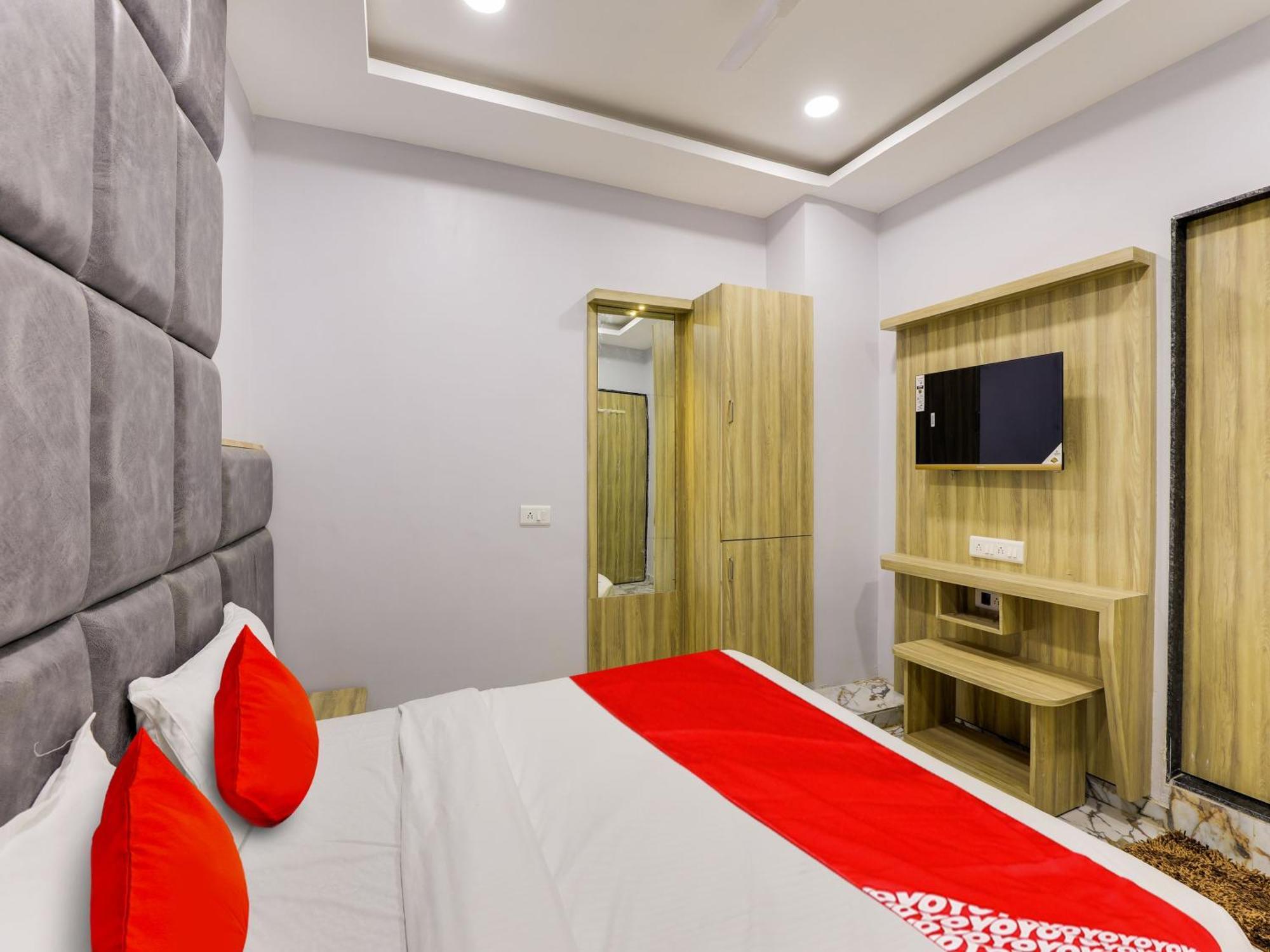 Hotel Krishna อาเมดาบัด ภายนอก รูปภาพ